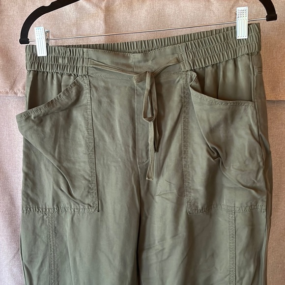 Ultra soft, ultra comfy Banana Republic joggers. - Picture 1 of 5